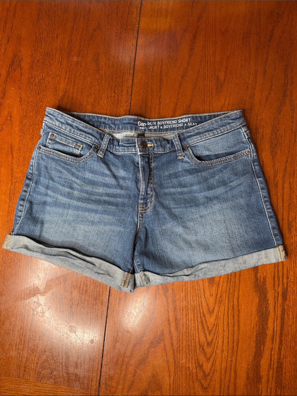 GAP Boyfriend Rolled Hem Jean Shorts in Light Blue. Size: 14